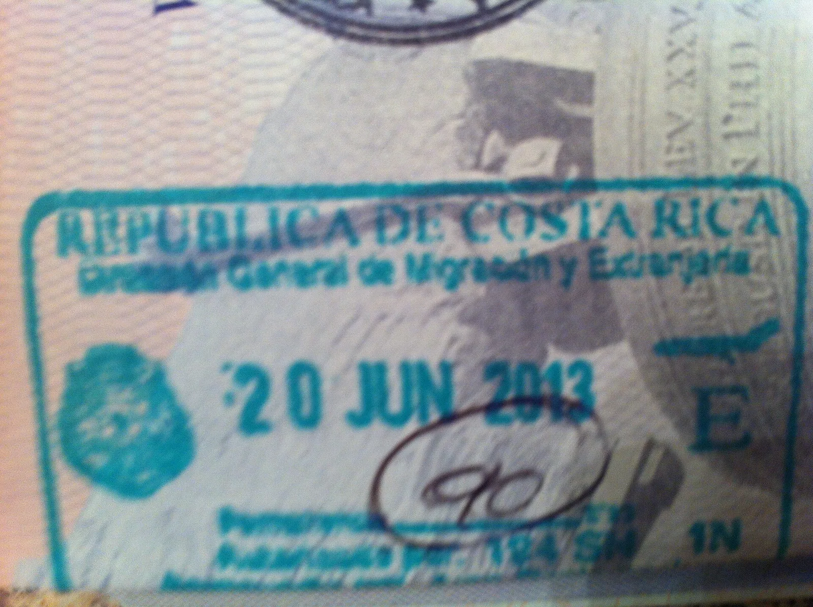 A Costa Rican immigration entry stamp on an open passport page, with the handwritten number of days granted beside the date